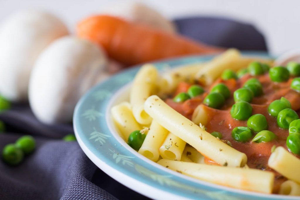 Nudeln mit Tomaten-Gemüse Soße - gesund und lecker ⋆ Lieblingszwei ...