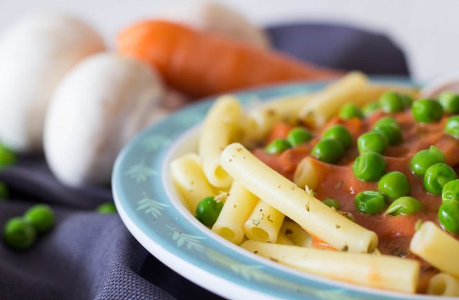 Nudeln mit Tomaten-Gemüse Soße - gesund und lecker ⋆ Lieblingszwei ...