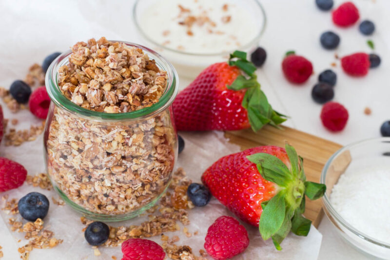 Fruchtiges Knuspermüsli mit Erdbeeren, Aprikosen &amp; Kokos ⋆ ...