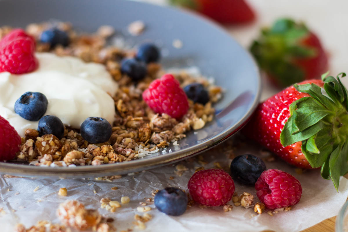 Fruchtiges Knuspermüsli mit Erdbeeren, Aprikosen &amp; Kokos ⋆ ...