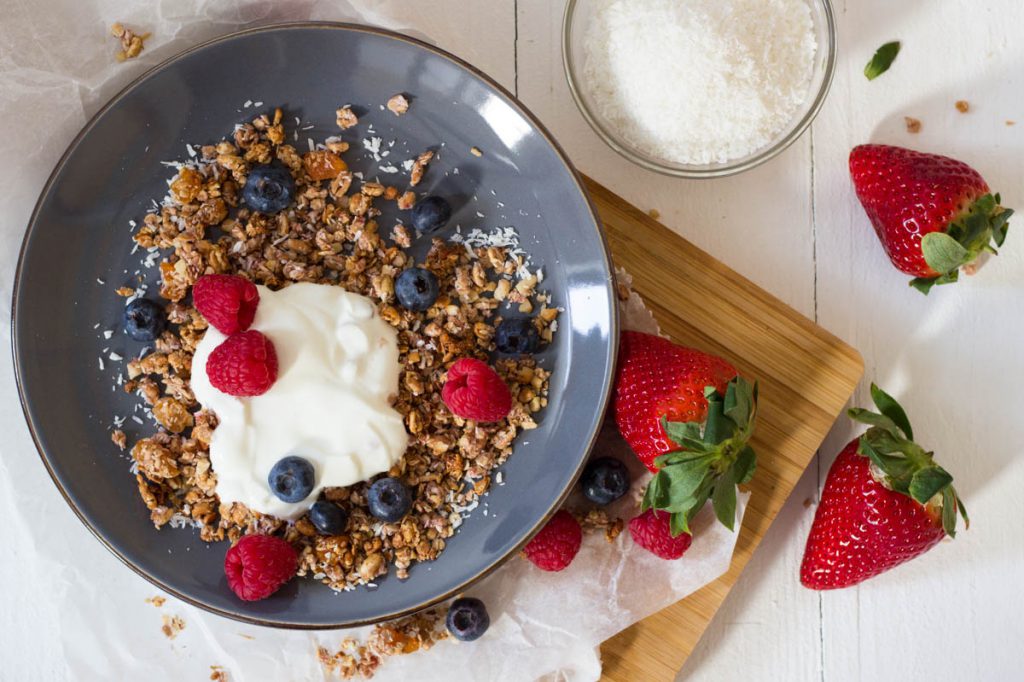 Fruchtiges Knuspermüsli mit Erdbeeren, Aprikosen &amp; Kokos ⋆ ...
