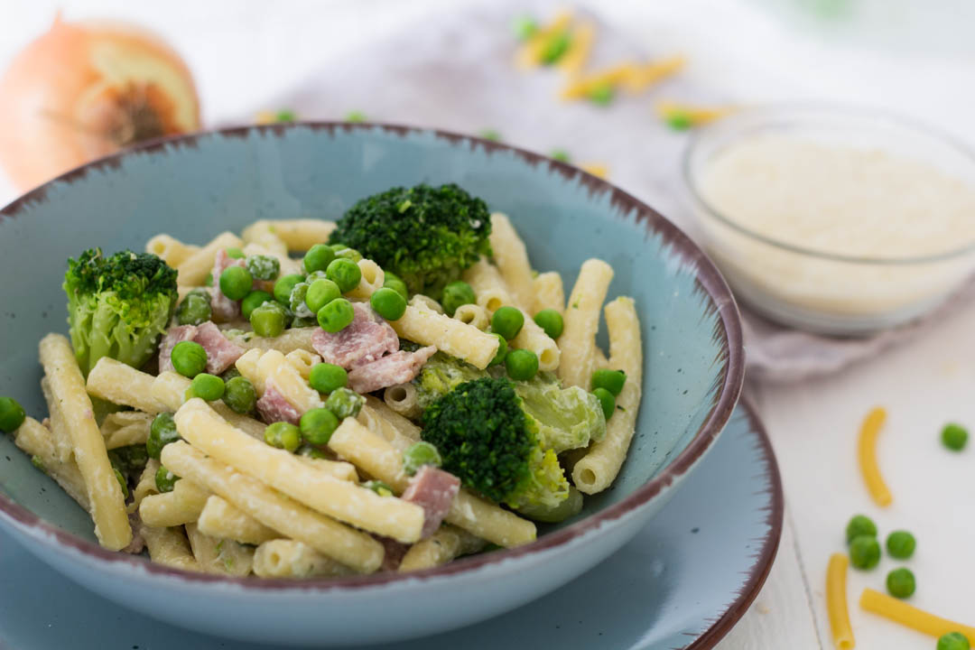 One Pot Pasta mit Broccoli, Erbsen & Schinken