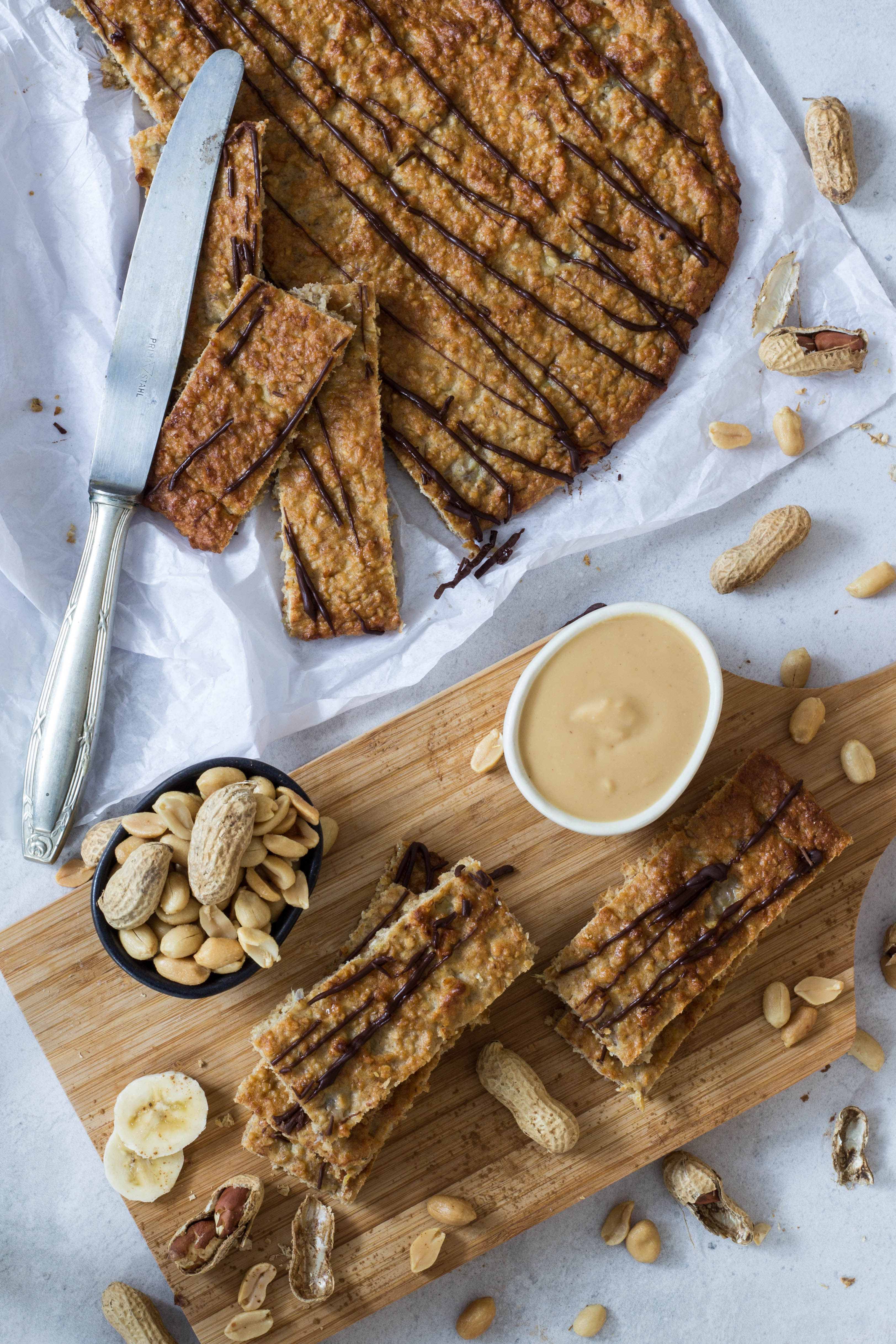 Bananen-Haferflocken Riegel mit Erdnussmus - gesunder Snack