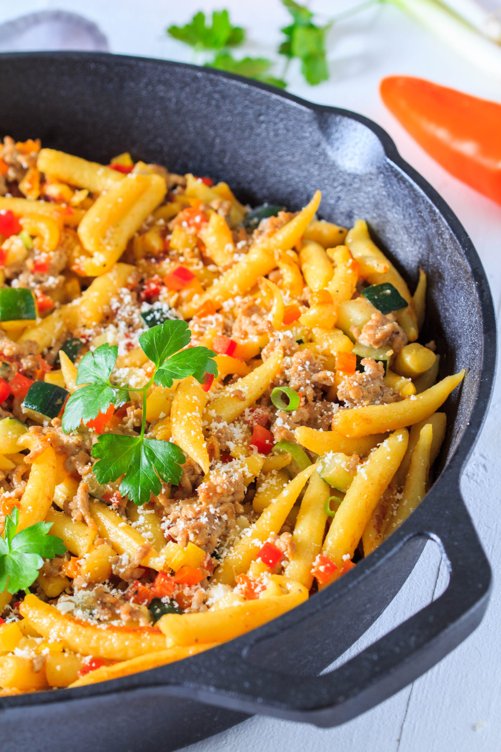 Schupfnudelpfanne mit Gemüse und Hackfleisch