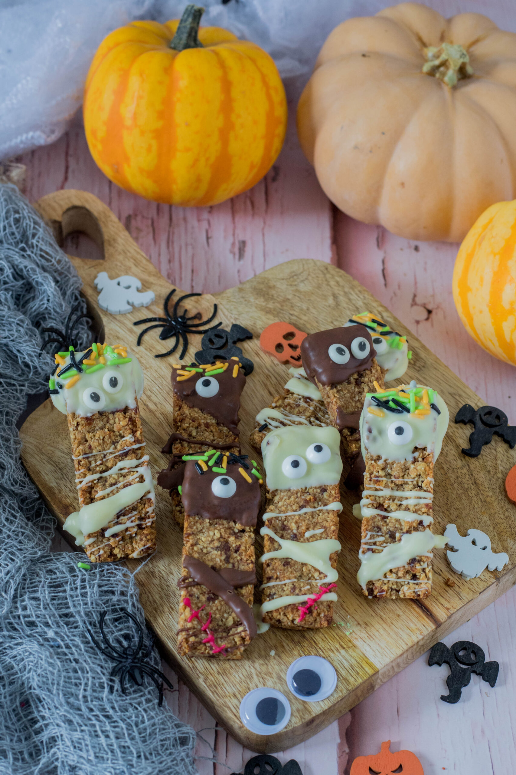 Gruselige Kinder-Snackidee für Halloween: Monster-Müsliriegel