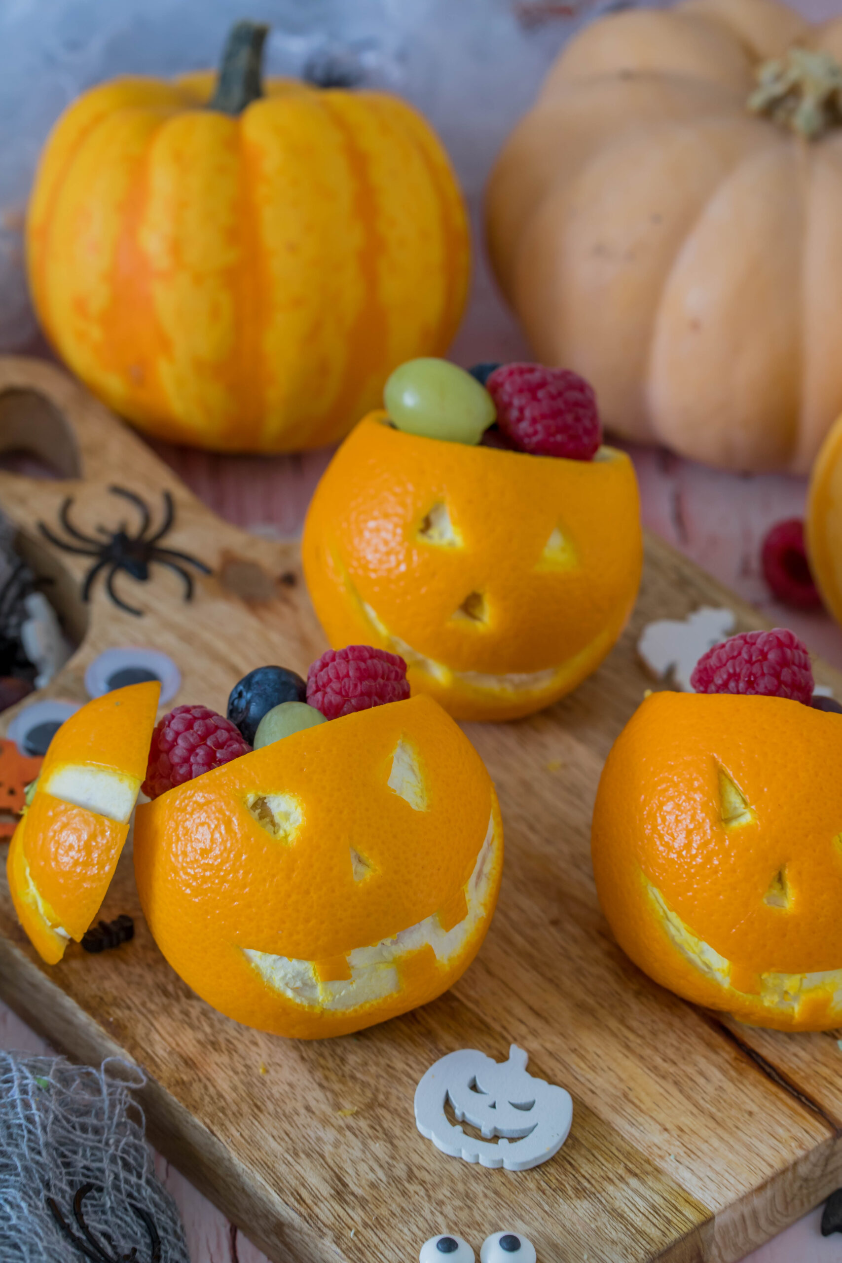 Mini Obst-"Kürbisse" : gruselige Halloween Snackidee