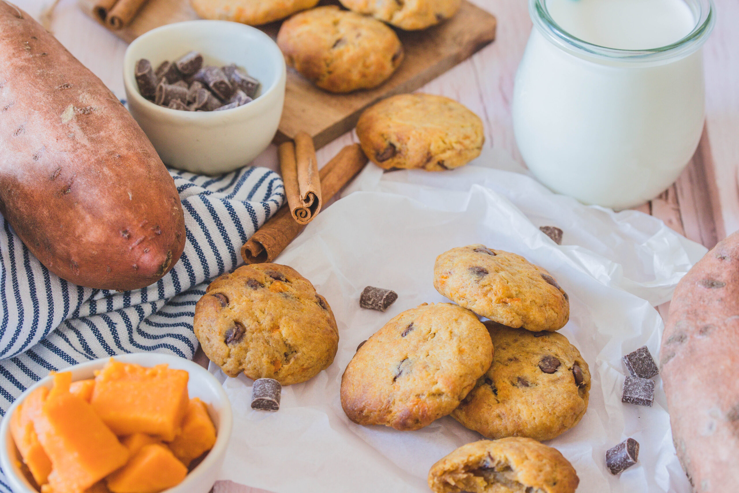 Knusprig leckerer Snack für unterwegs: Schnelle Cookies mit Süßkartoffel und Schokodrops