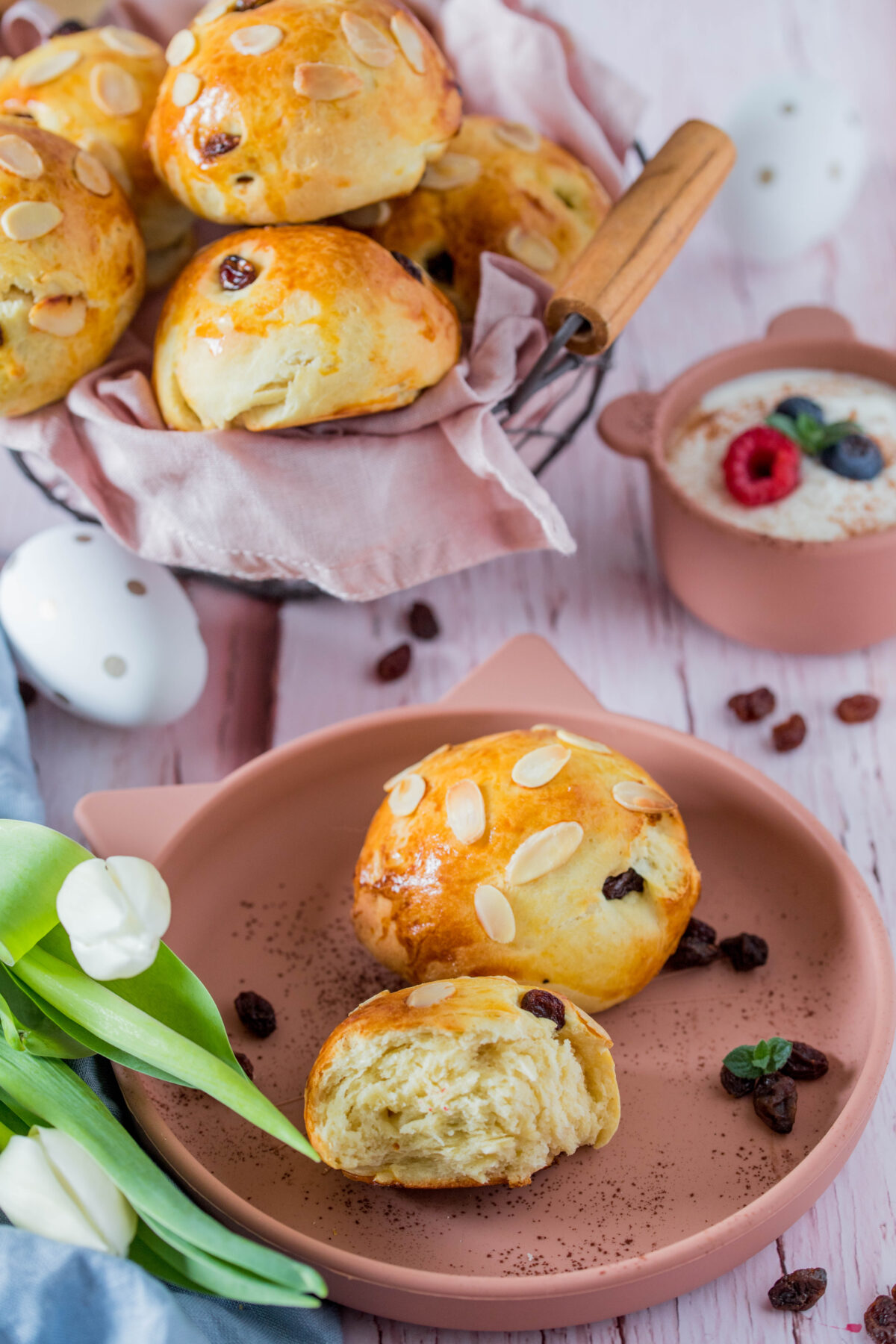 Osterbrötchen mit Rosinen - leckere Hefe-Quark Brötchen zum Frühstück