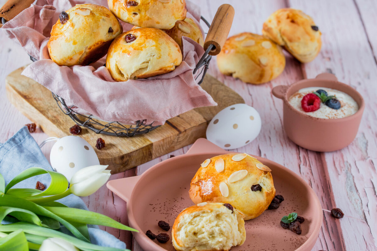 Osterbrötchen mit Rosinen - leckere Hefe-Quark Brötchen zum Frühstück