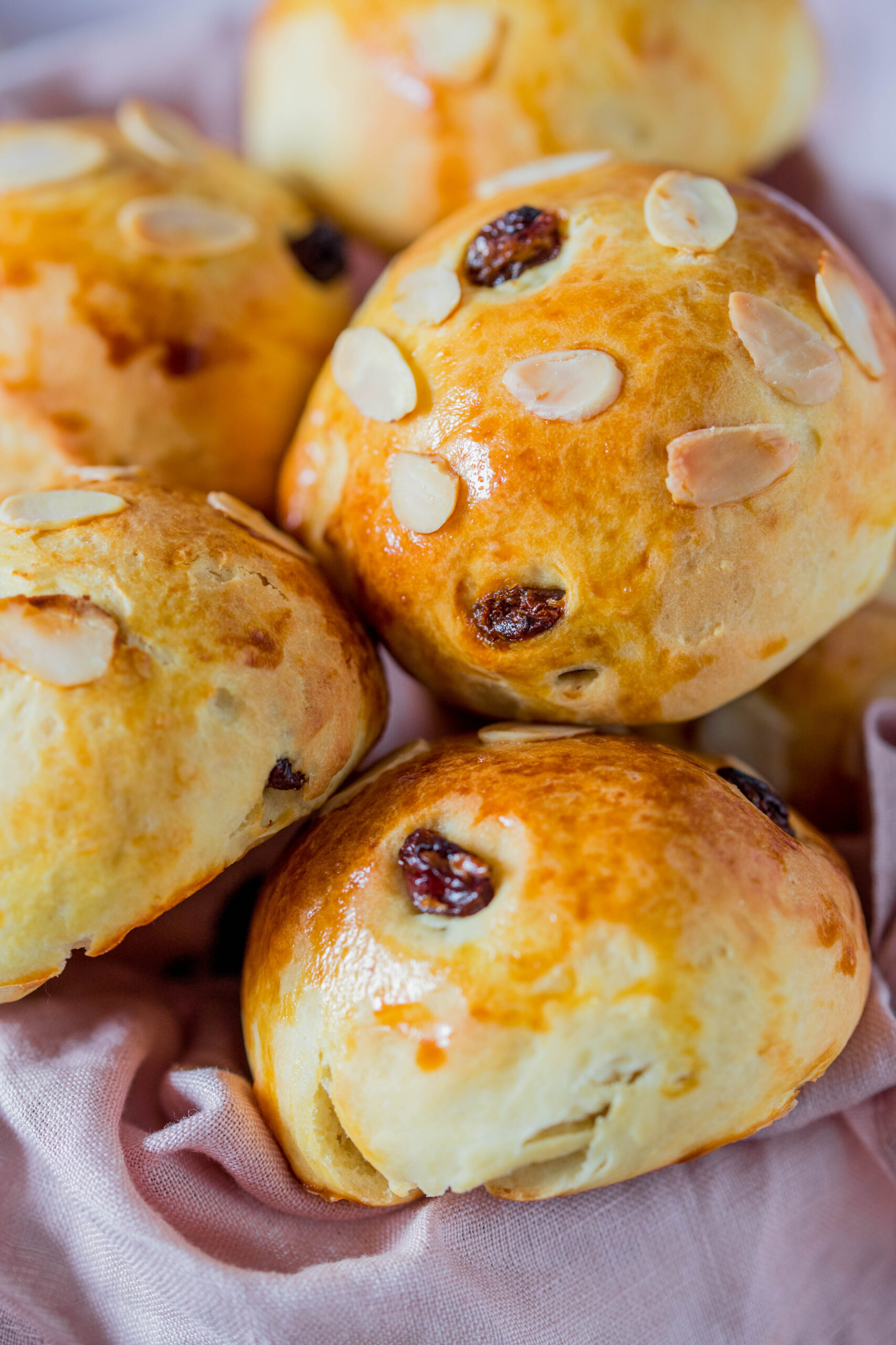 Osterbrötchen mit Rosinen - leckere Hefe-Quark Brötchen zum Frühstück