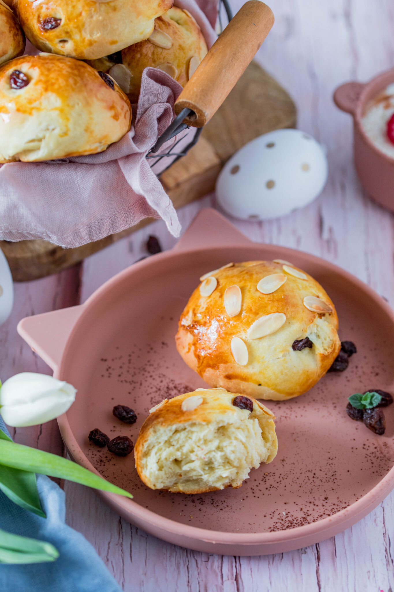 Osterbrötchen mit Rosinen - leckere Hefe-Quark Brötchen zum Frühstück
