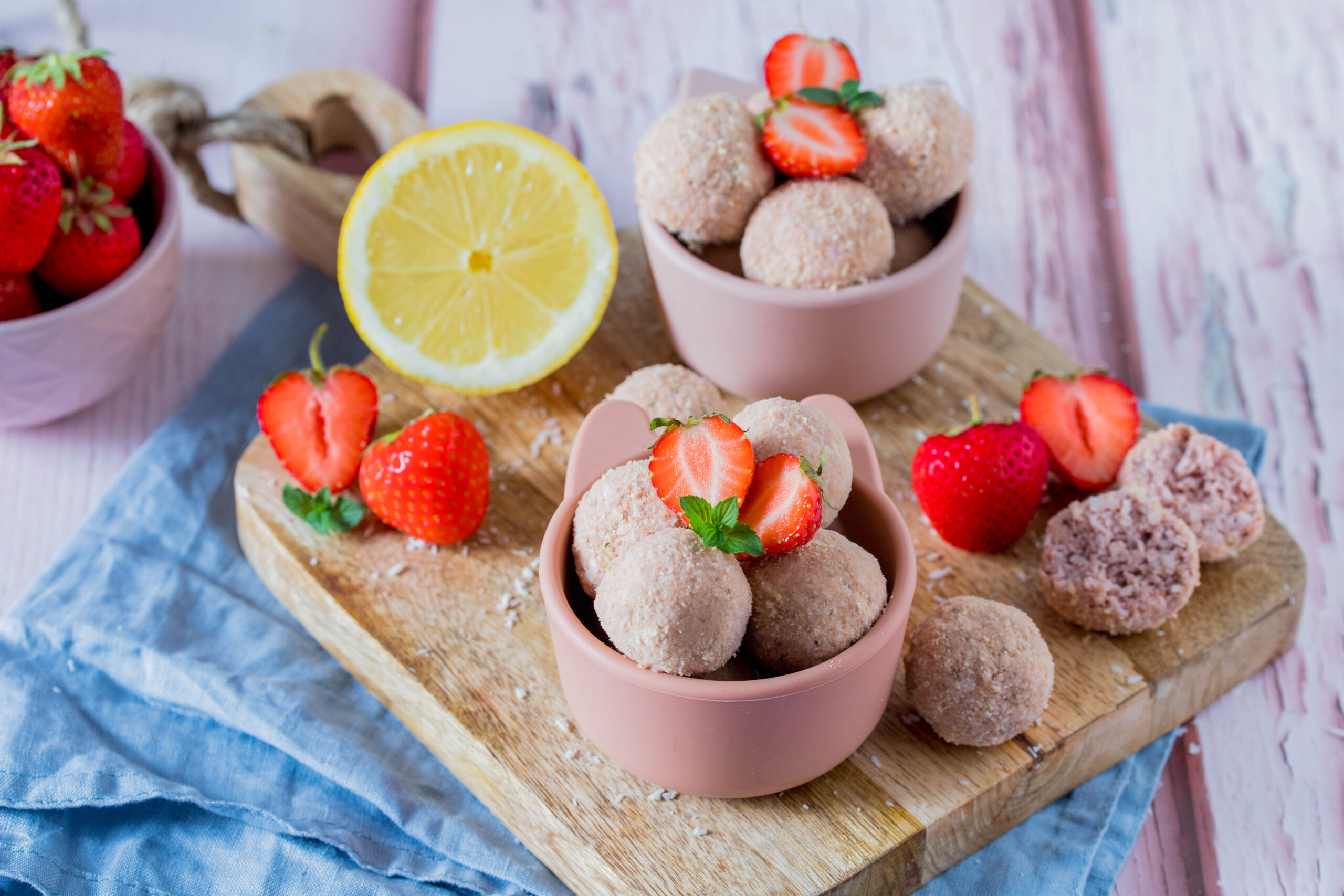 Schnell, einfach und lecker: Erdbeer Energiebällchen mit Kokos.