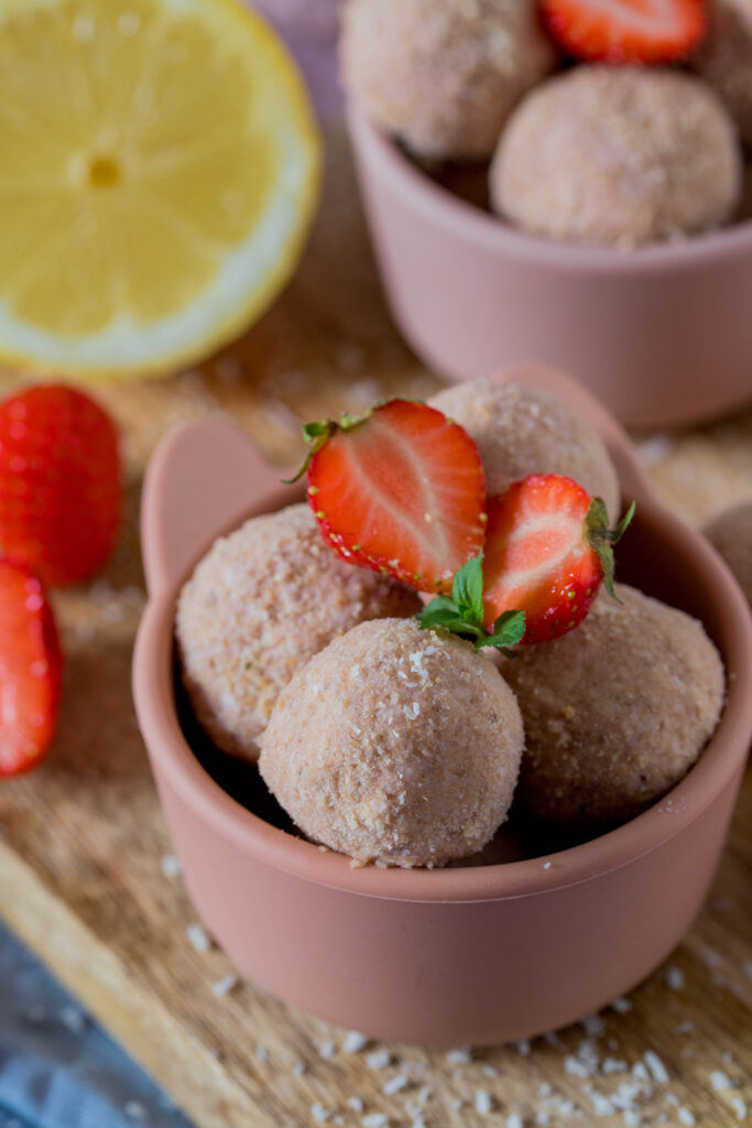 Erdbeer-Kokos Kugeln: Sommerlicher Snack für Kinder