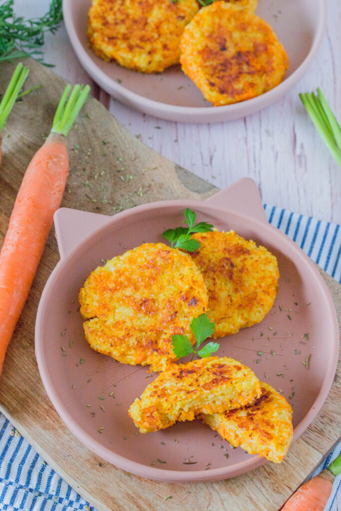 Leckeres Mittagessen für Kinder - Couscous Taler mit Karotten und Käse
