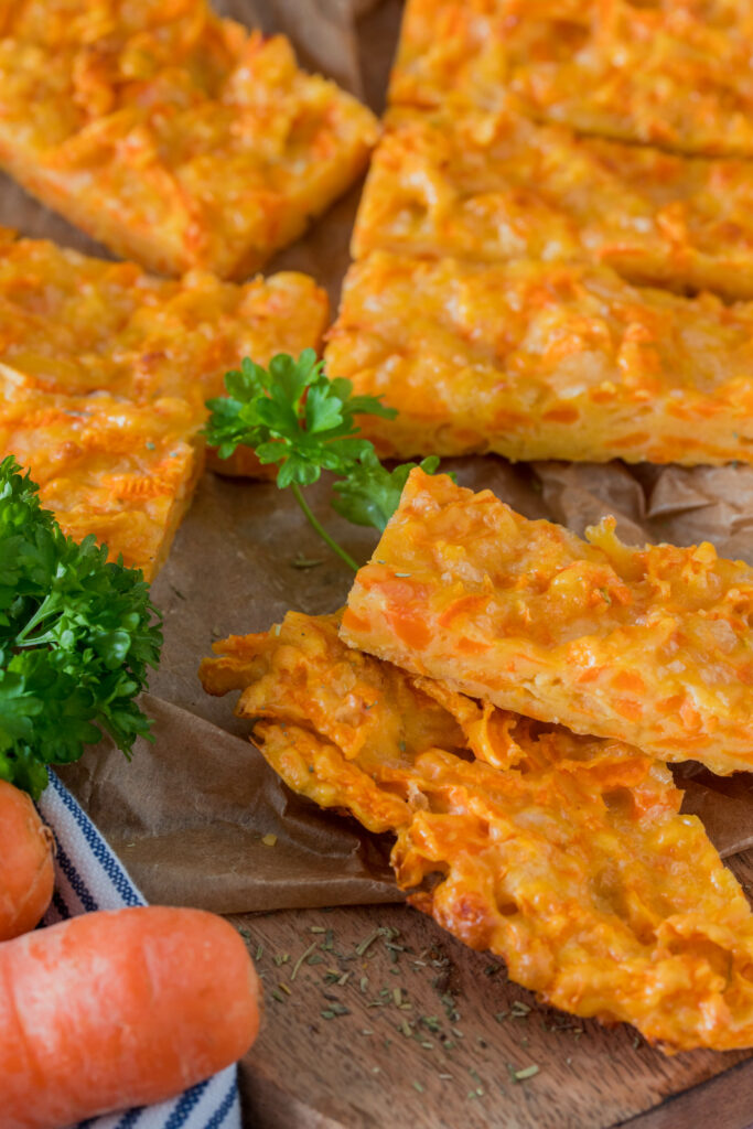 Einfach, schnell gemacht und würzig lecker. Herzhafte Karotten-Käse "Pizza" für die ganze Familie