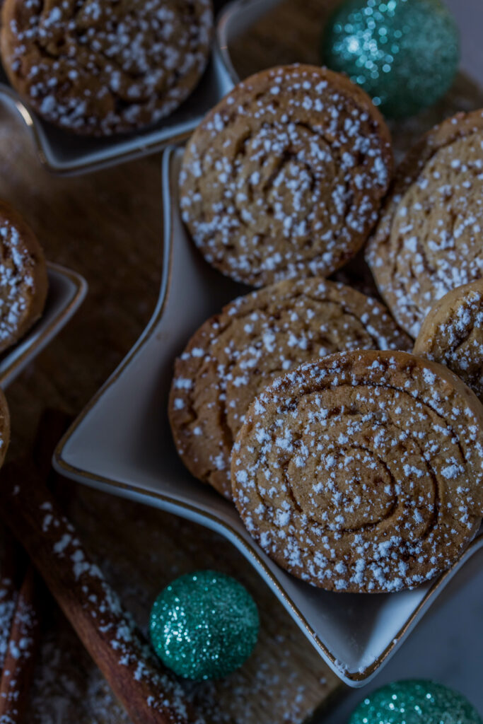 Leckere Plätzchen für den Keksteller: Zimtschnecken-Cookies ohne Industriezucker.