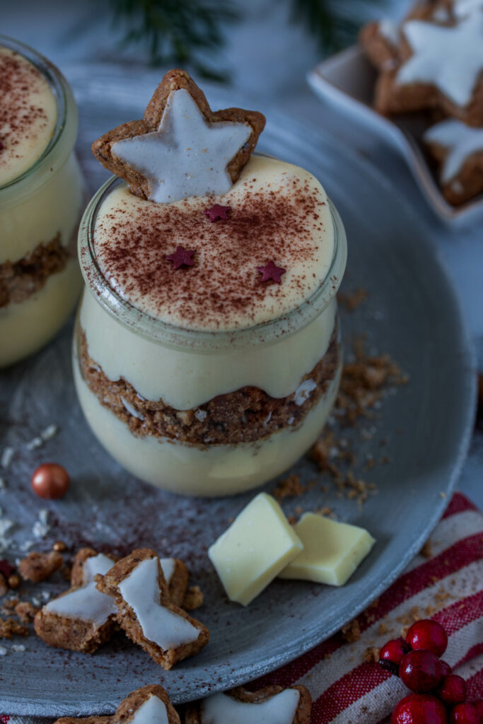 Weihnachtsdessert mit weißer Schokolade und Zimtsternen. 