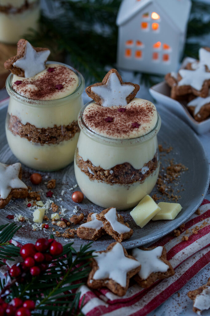 Leckeres Dessert für Weihnachten: Weiße Mascarponecreme mit Zimtsternen.