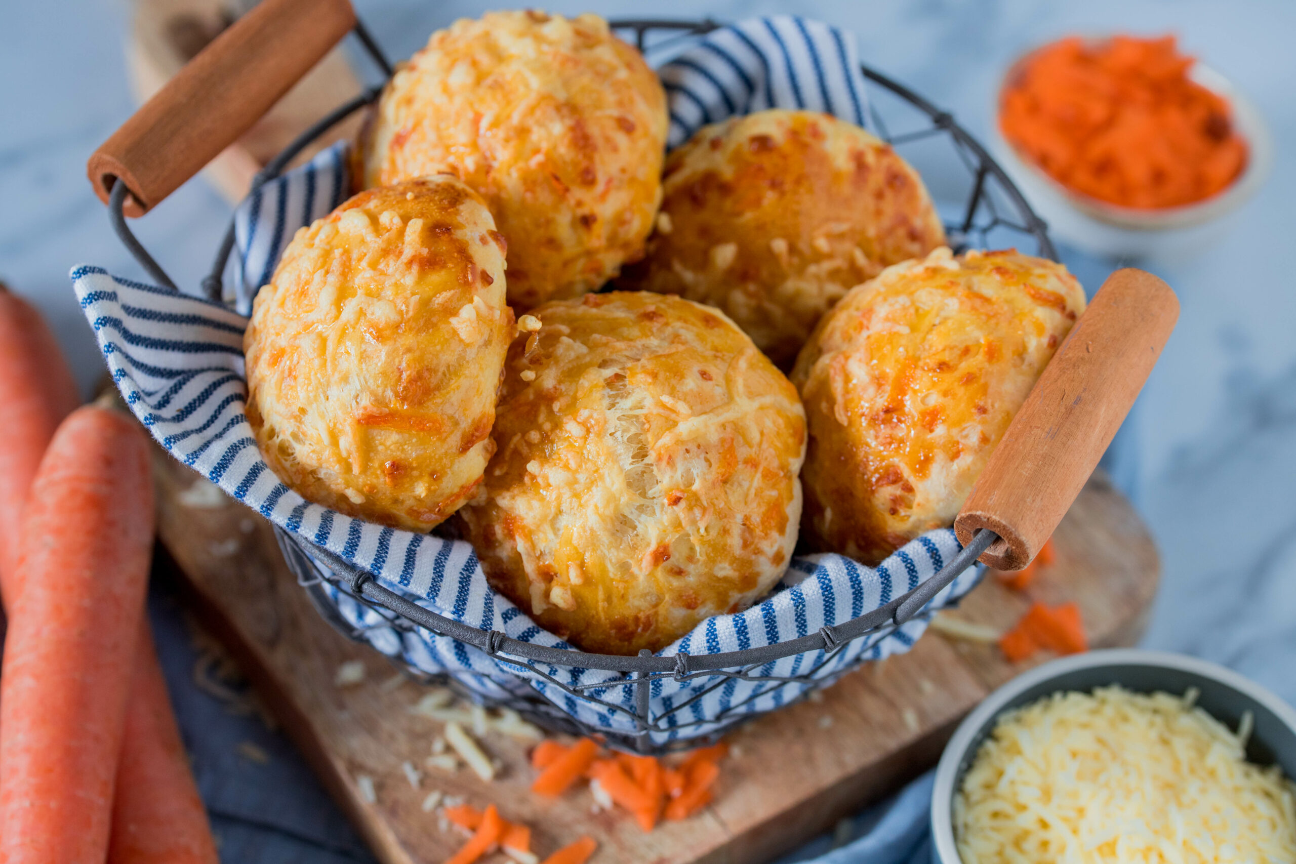 Leckere Karotten-Käsebrötchen - ein perfektes Frühstück. 
