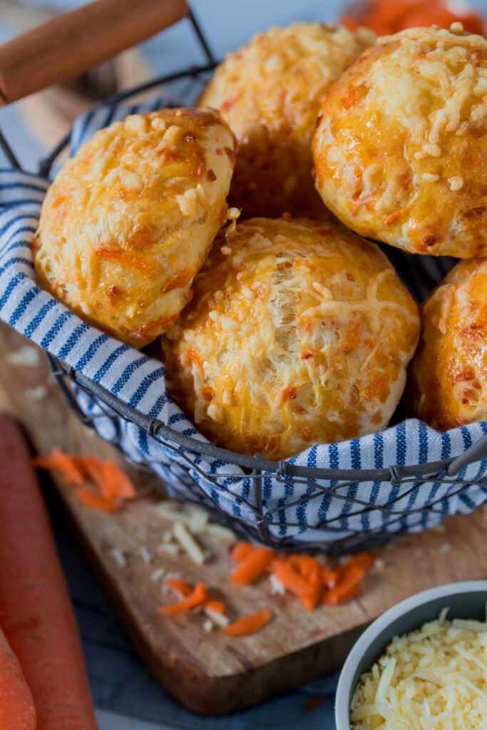 Karotten-Käse Brötchen - Rezept für die Brotdose ⋆