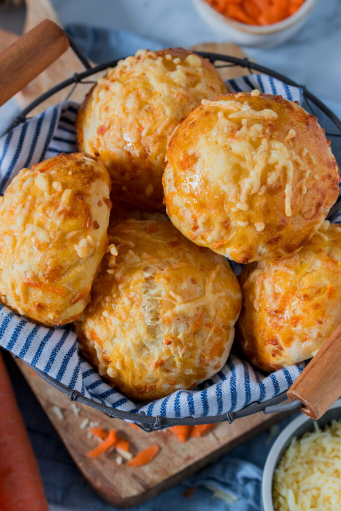 Leckerer Snack für Kinder: Käsebrötchen mit Karotte - einfach und schnell selber machen.