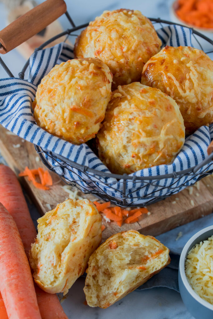 Karotten-Käse Brötchen für Kinder: Einfach, schnell und lecker. Perfekt für die Brotdose.