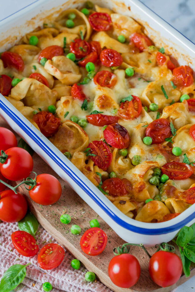 Schneller Auflauf mit Tortellini - perfektes Mittagessen für die ganze Familie.