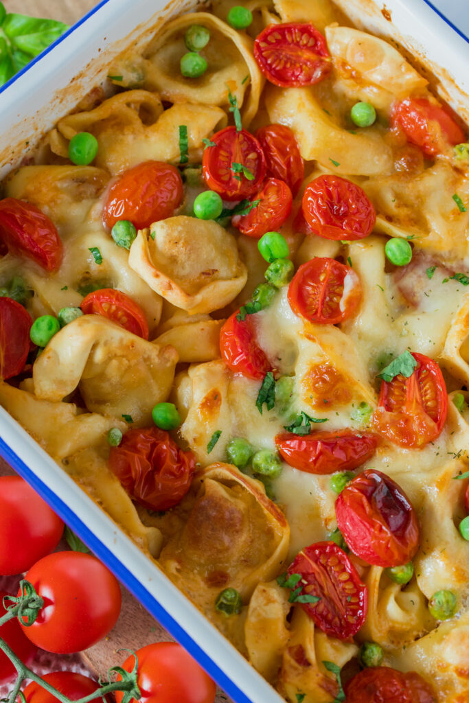 Schneller Auflauf mit Tortellini - perfekt für Kinder. Mit Erbsen, Schinken, Tomaten und Mozzarella