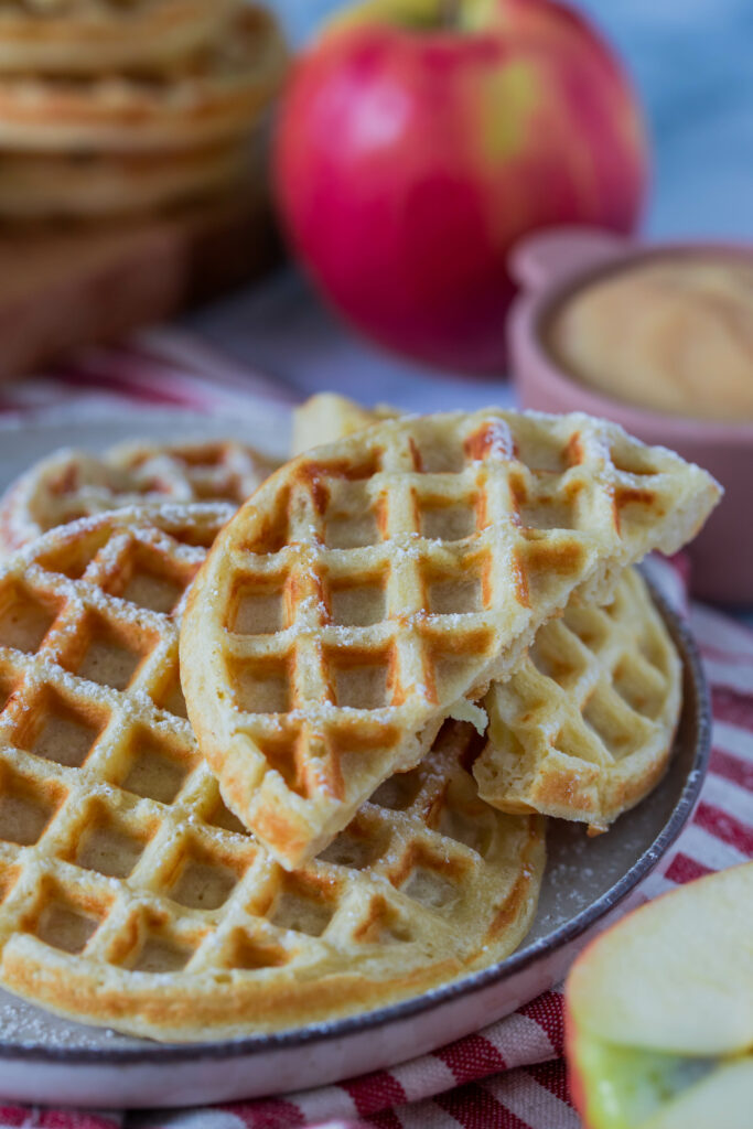 Schneller, gesunder Snack für Kids - leckere Waffeln mit Apfel ohne Industriezucker.