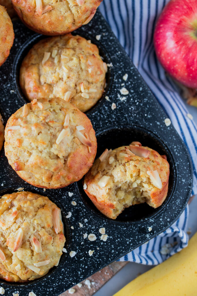 Schnelles Frühstück für Kinder: Gesunde Muffins mit Banane, Apfel und Karotte.