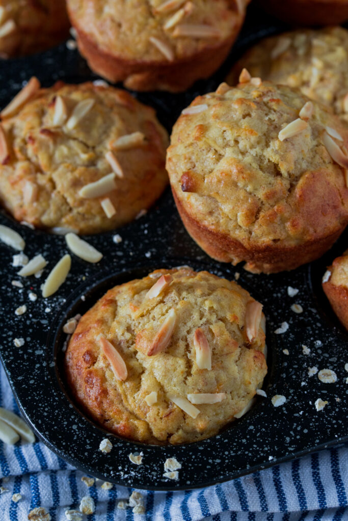 Leckere Idee für die Brotdose: Gesunde Frühstücksmuffins für Kinder. Ideale Zwischenmahlzeit oder Snack. 