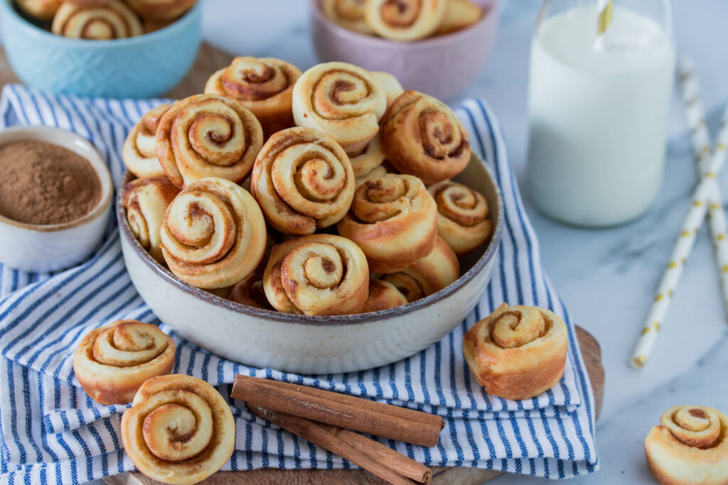 Mini-Zimtschnecken aus fluffig weichem Hefeteig. Gelingsicheres Rezept. Perfekt für Kindergeburtstage oder als kleiner Snack. 