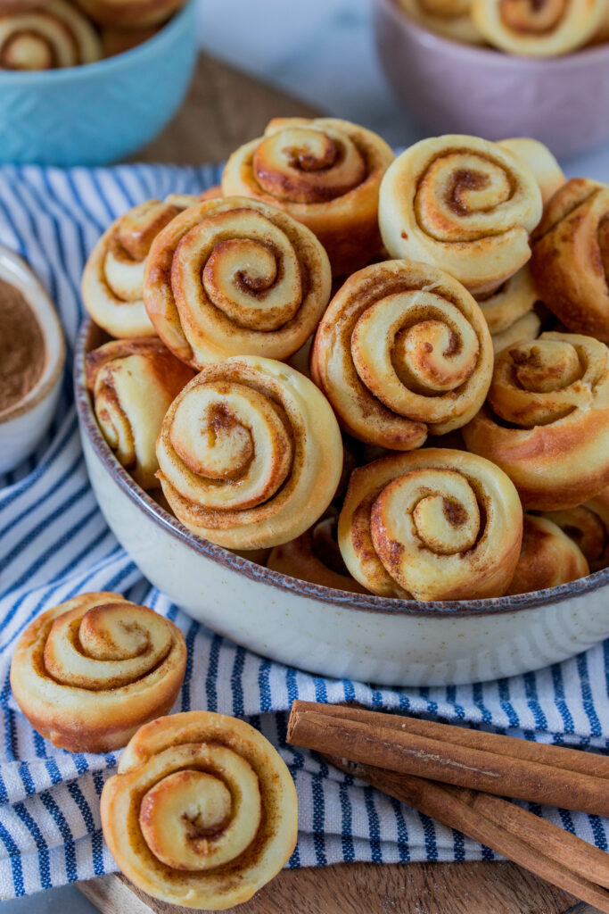 Leckerer Hefeteig: Kleine Zimtschnecken aus dem Muffinblech. Snackidee für Kindergeburtstag.