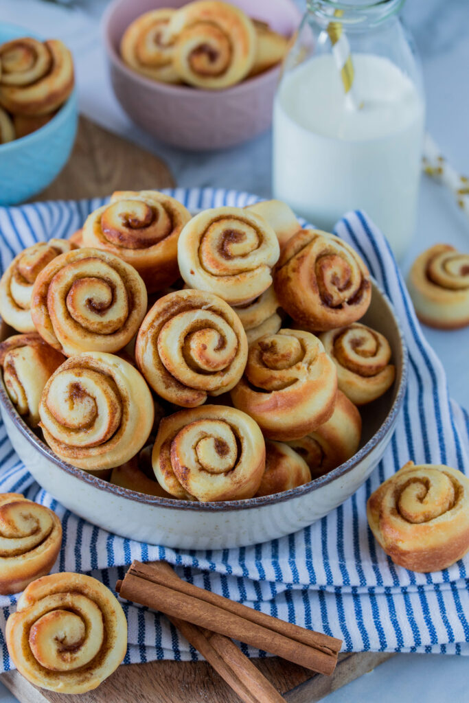 Mini-Zimtschnecken aus fluffig weichem Hefeteig. Beliebt bei Kindern und Erwachsenen. Schnell gemacht und richtig lecker. 