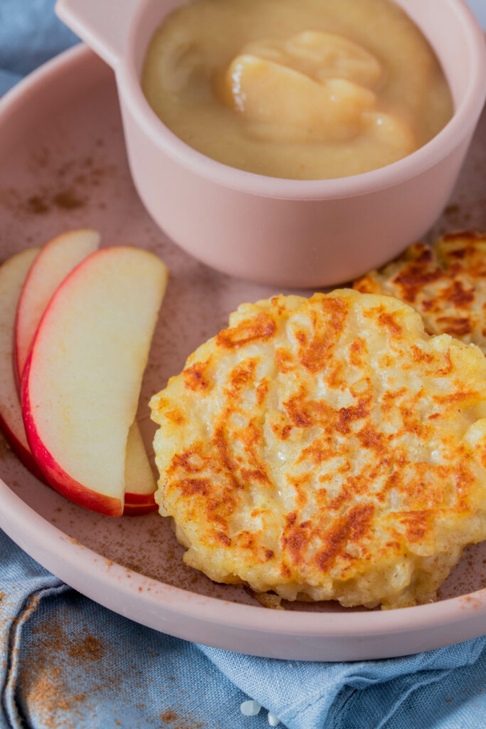 Mittagessen für Kinder: Apfel-Milchreispuffer. Schnell und einfach zubereitet. 