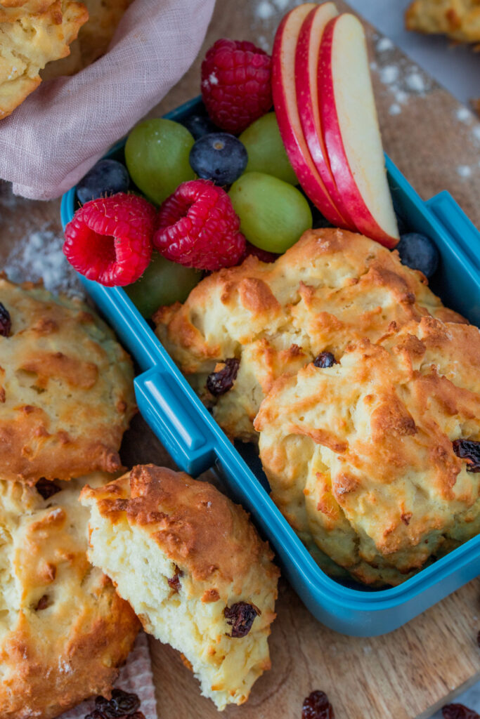 Schnell, gesund und lecker:Apfel-Quarbrötchen mit Rosinen. Tolles Frühstück für Kinder und die ganze Familie. 