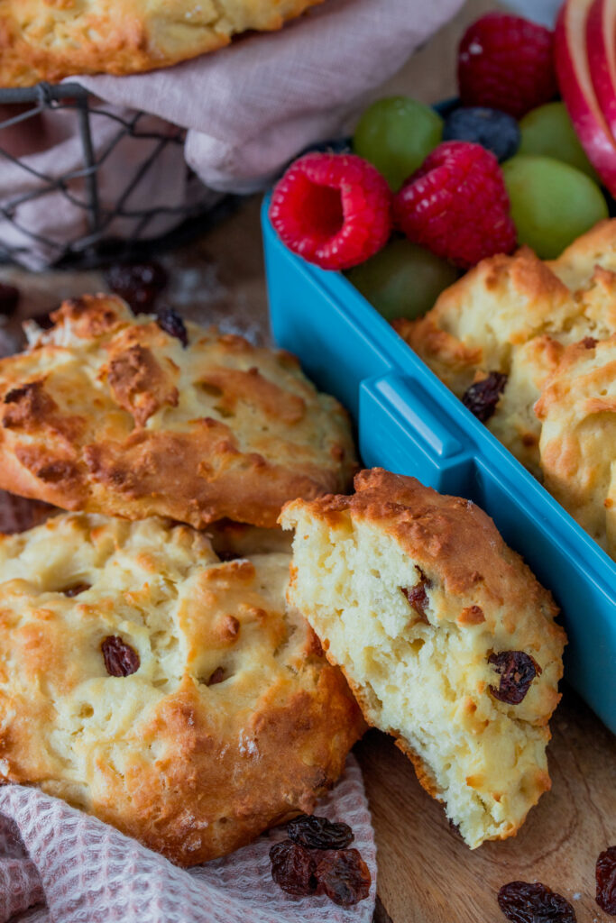 Schneller Snack für Kinder: Apfel-Quarkbrötchen mit Rosinen. Ideal auch als Frühstück für Schule und Kindergarten.