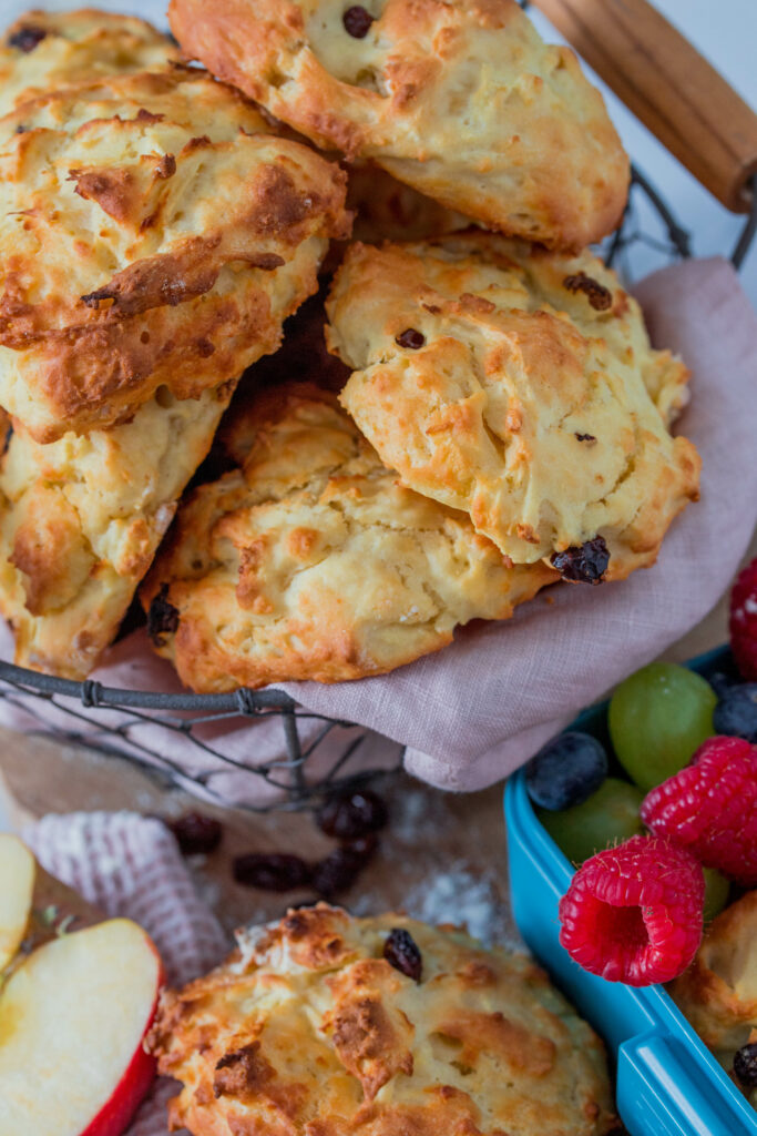 Super leckeres Frühstück: Brötchen mit Quark, Apfel und Rosinen. 