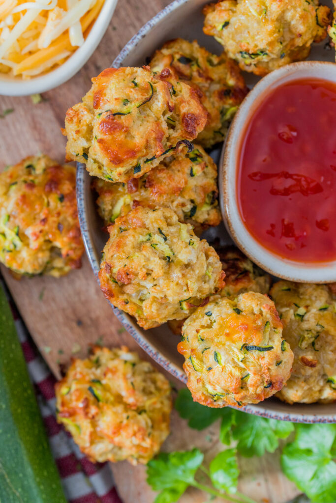 Zucchini-Käse Bällchen einfach selber machen. Ein leckerer Snack für Kinder. Auch toll geeignet für die Kindergarten- / Schulbrotdose