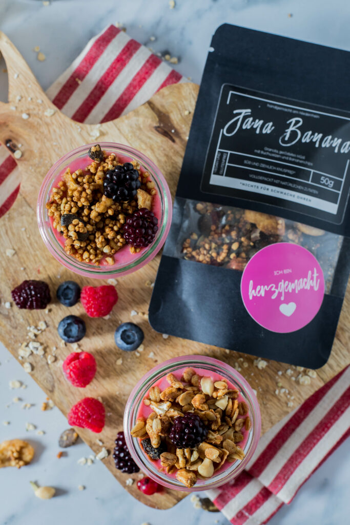 Overnight Oats mit Himbeeren: schnelles, gesundes Frühstück getoppt mit Knuspermüsli von Barni und Wilma.