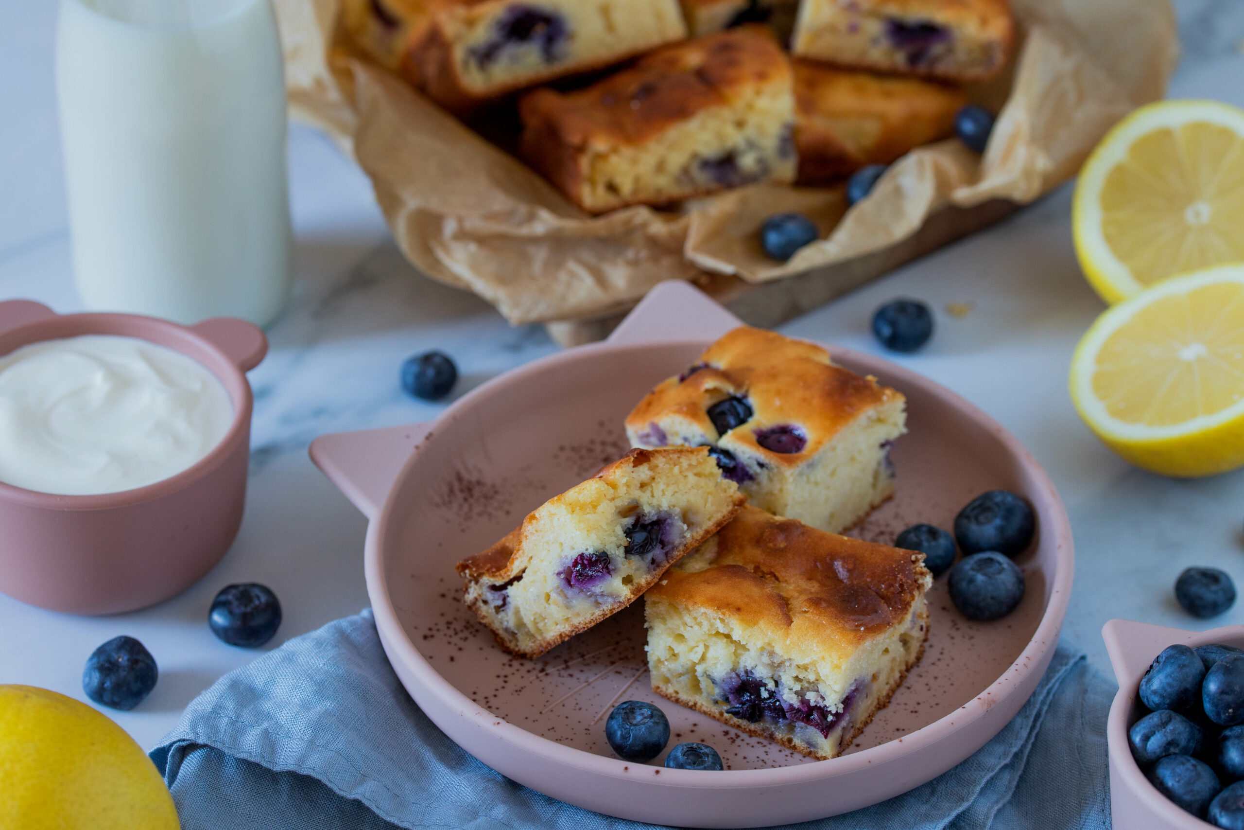 Heidelbeerschnitten mit Joghurt und Zitrone: Leckerer Snack für Kinder. 
