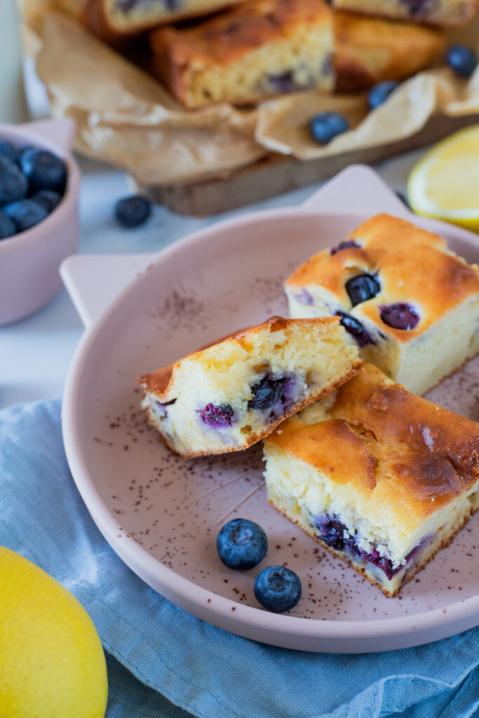 Schneller Snack für zwischendurch: Heidelbeerkuchen mit Joghurt und Zitrone.