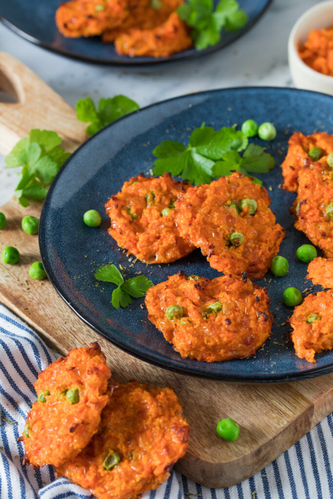 Leckeres Fingerfood für Kinder - schnelle Mini-Süßkartoffeltaler mit Erbsen