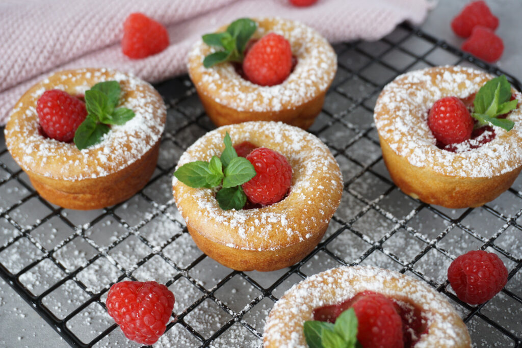 Fruchtige Beerenmuffins für Kinder. Einfach, schnell und lecker. Mit frischen Himbeeren und anderen gesunden Zutaten. 