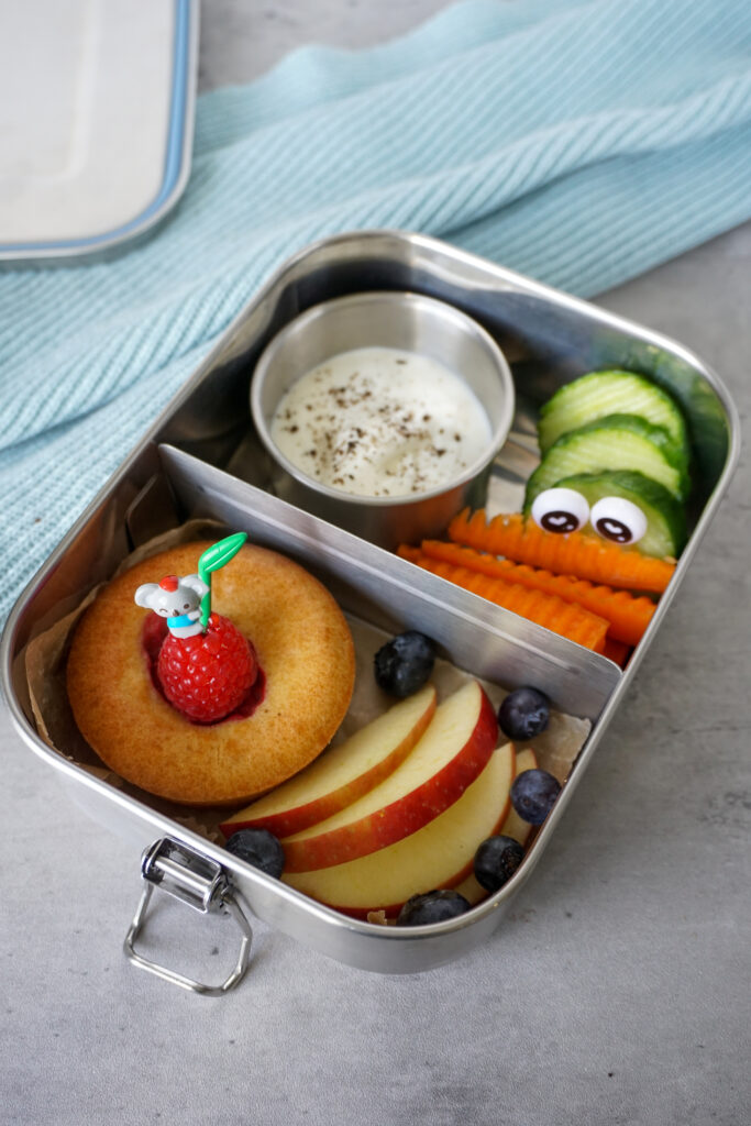 Ein schneller Snack für Kinder : fruchtige Muffins mit Himbeeren, ohne Industriezucker.