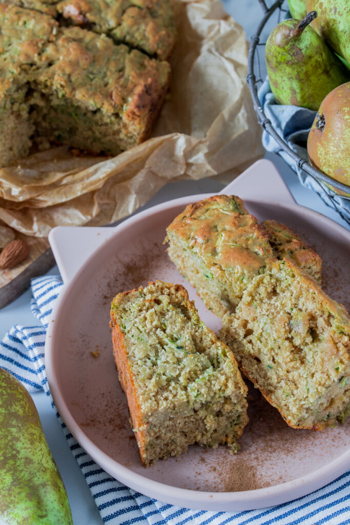 Leckerer Kuchen mit Zucchini und Birne - ohne Industriezucker.