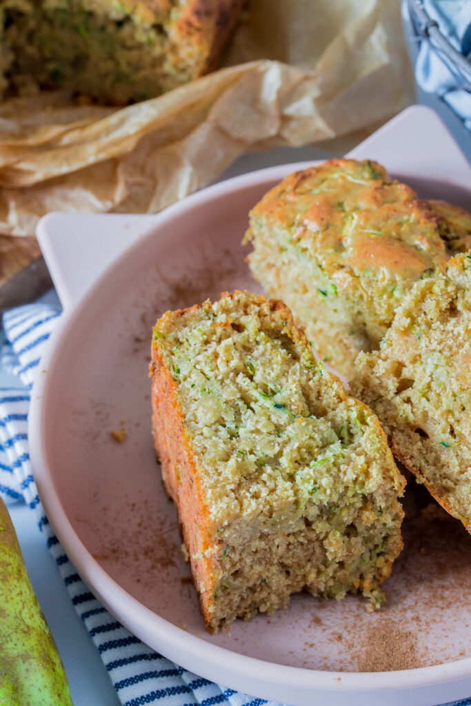 Saftiger, weicher Zucchinikuchen mit Birnen - lecker und schnell gemacht.