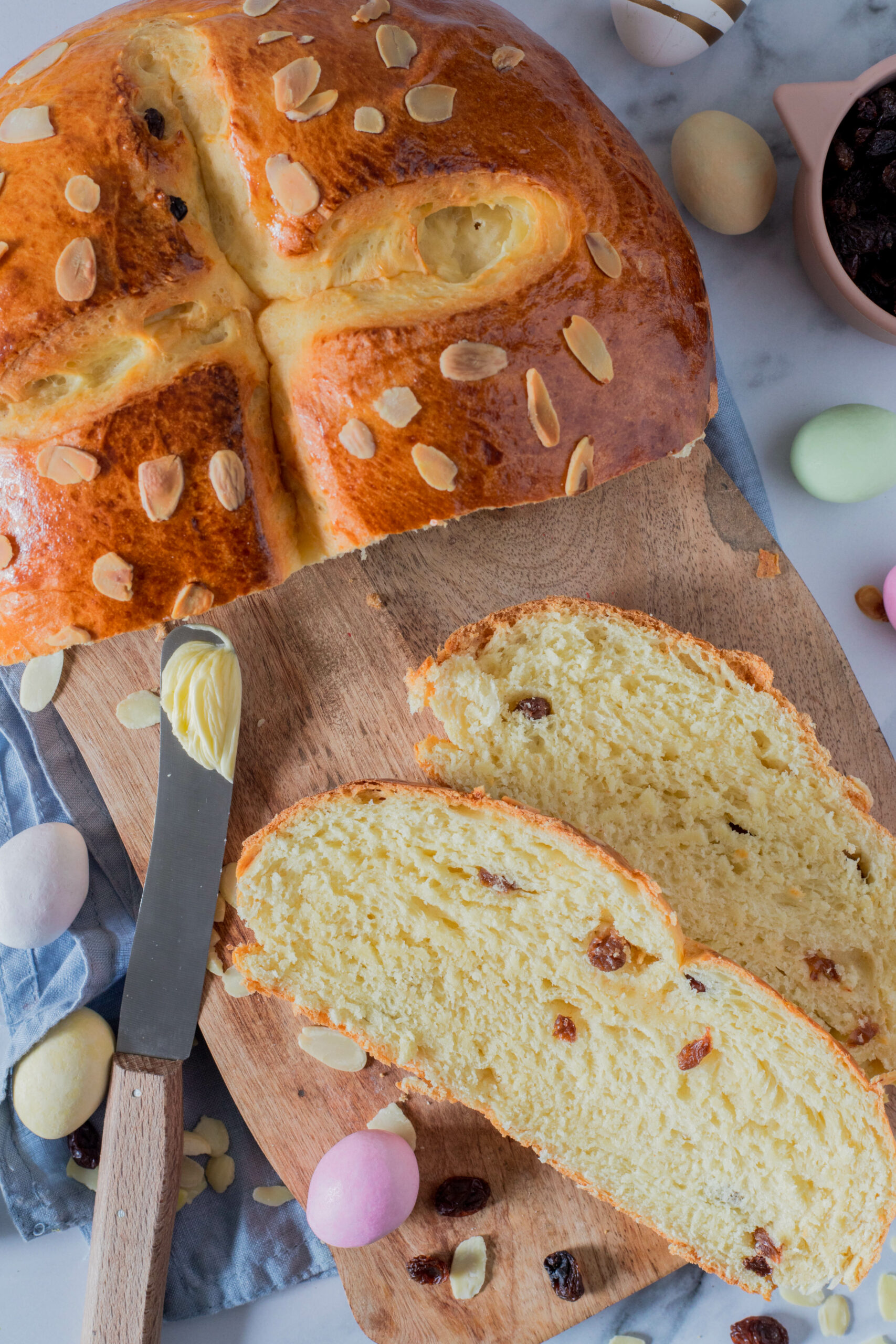 Osterbrot mit Rosinen - perfekt für den Osterbrunch ⋆