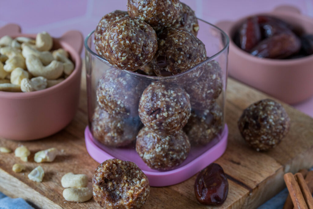 Schoko-Cashew-Energiekugeln - schneller Snack für Kids.