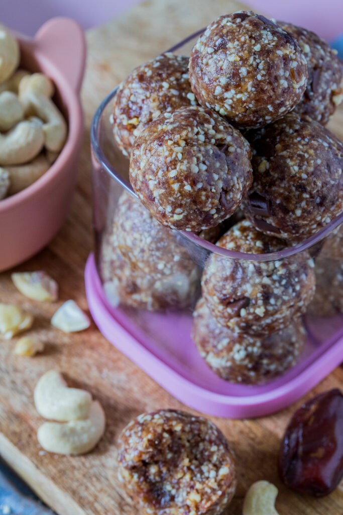 Schoko-Cashew Energiekugeln - schneller Snack für Kids